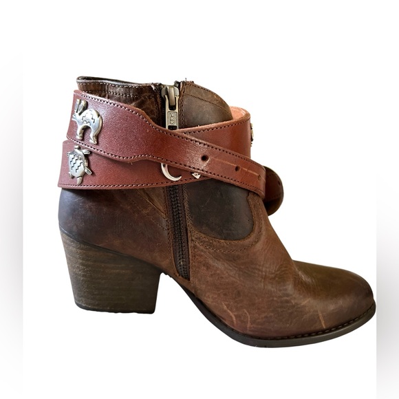 Vintage 90’s Brown Leather Silver Conch Engraved Southwestern Animals Belt, S - Picture 2 of 15